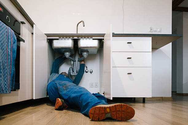 Professional Leak Detection technician working in New Holland, IL